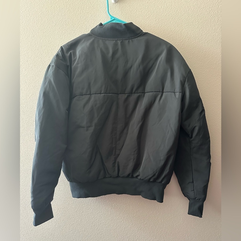 ALO Yoga Squad Jacket (Grey)
Bomber jacket 
Fits like a medium - Picture 5 of 9